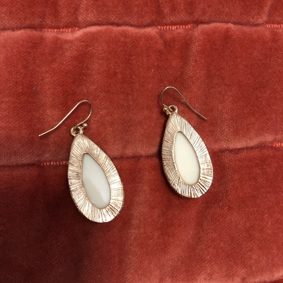 Elegant Earrings - Picture 4 of 4